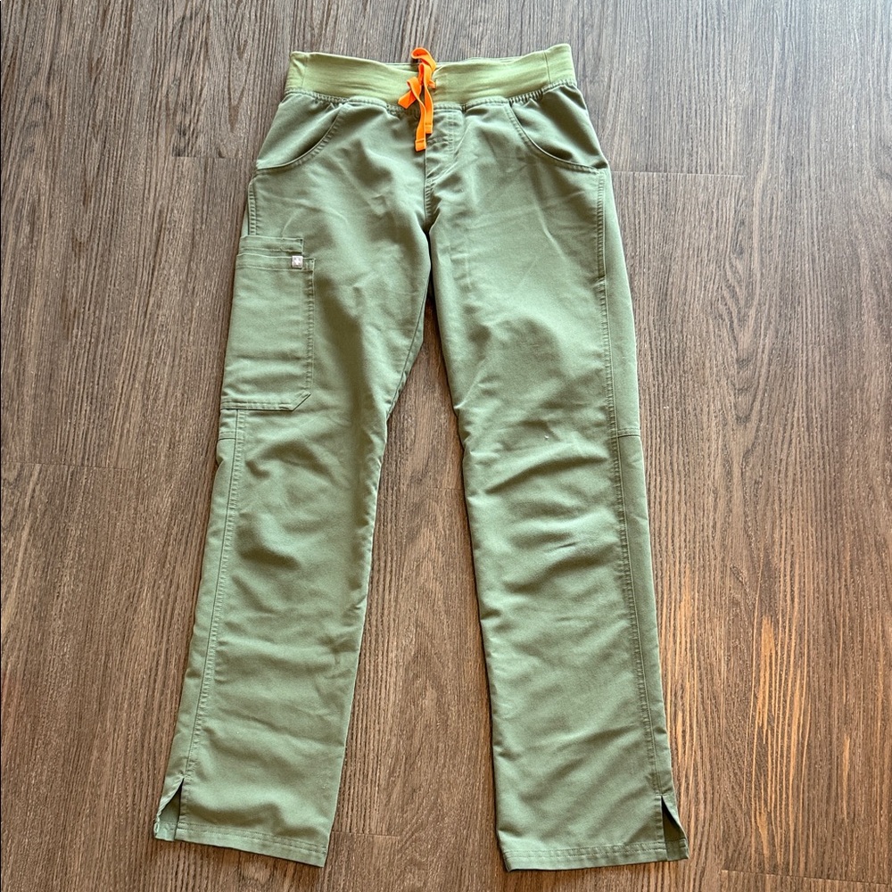 FIGS Kade Cargo Scrub Pants / Moss